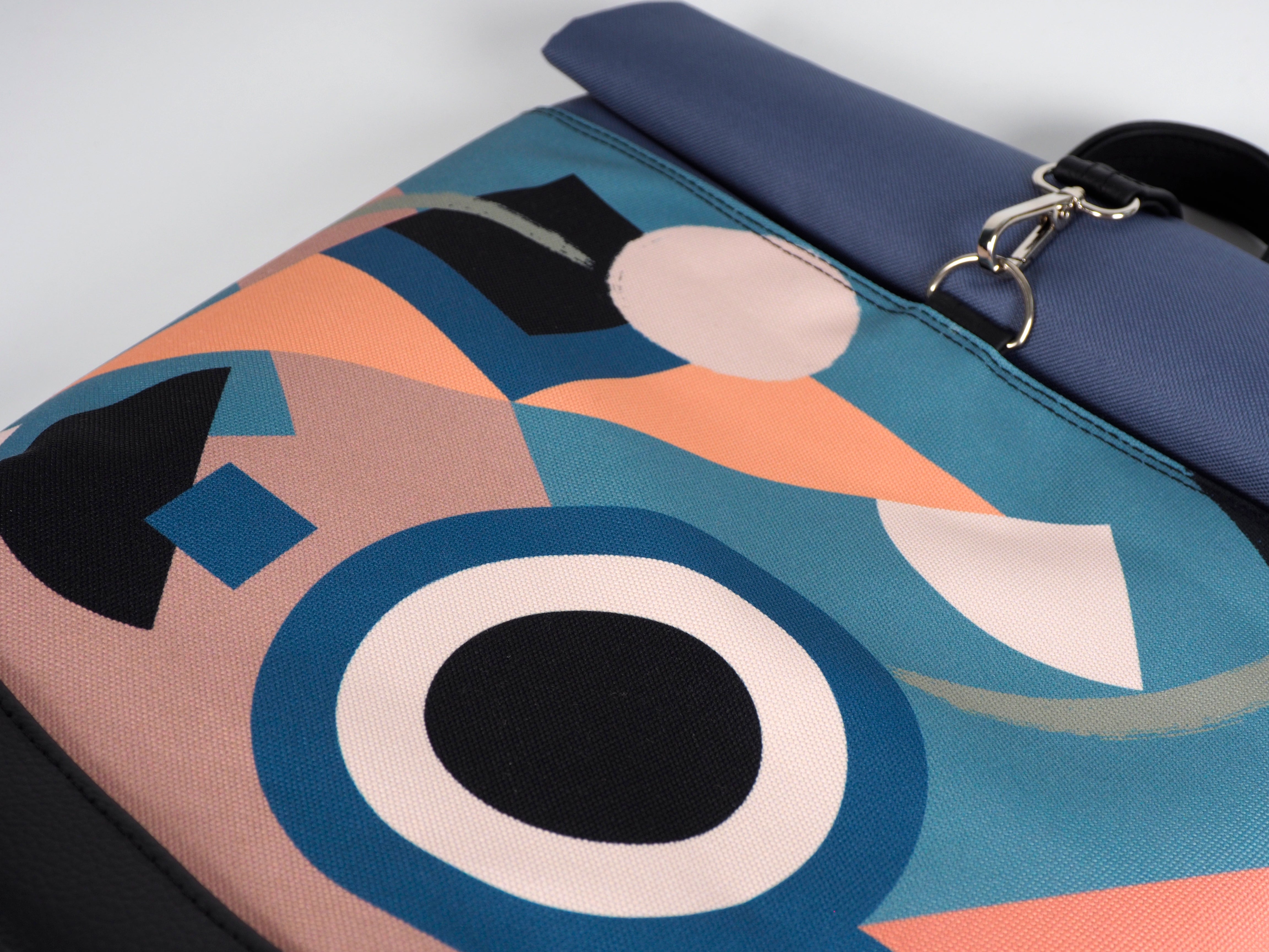 Bardo roll backpack - Blue geometric / 45.50 €